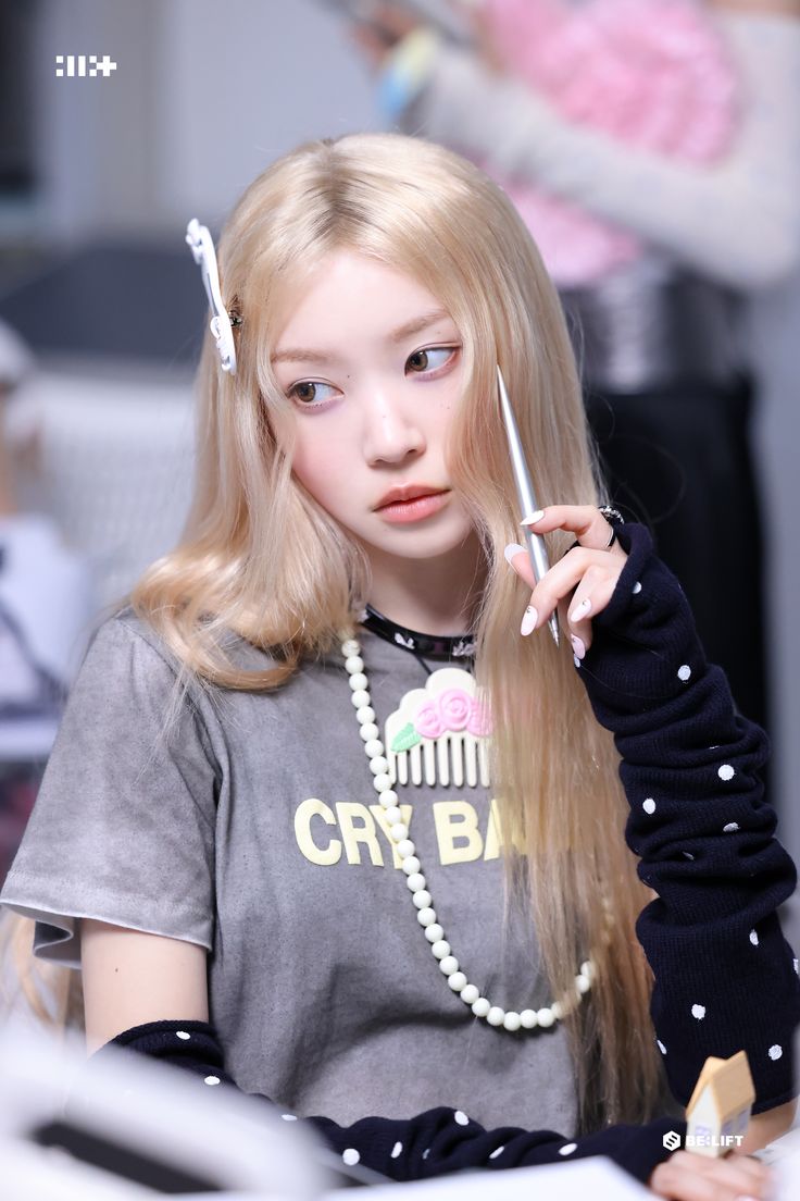 Behind-the-scenes cut of ILLIT