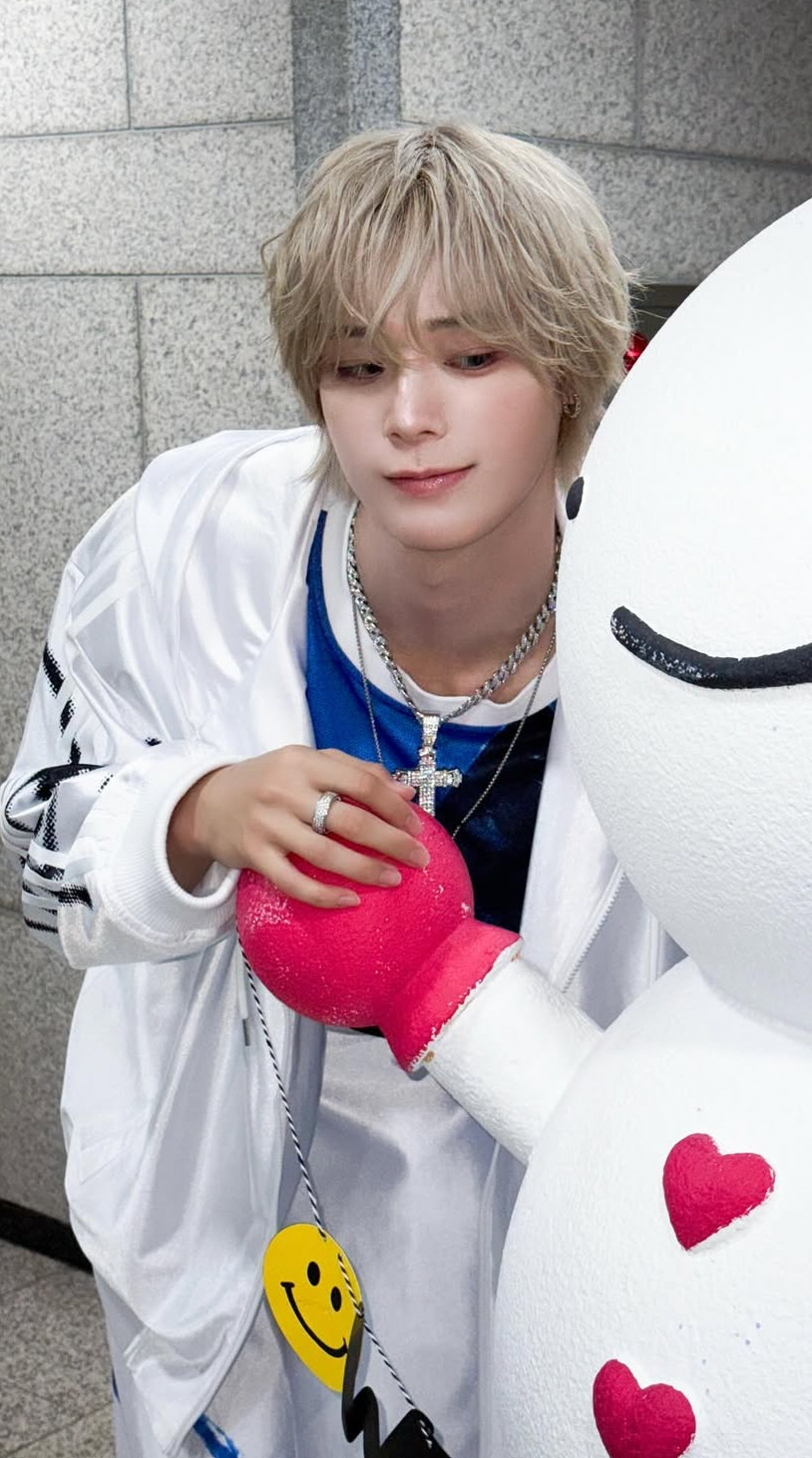 A moment captured by K (&TEAM)'s fan