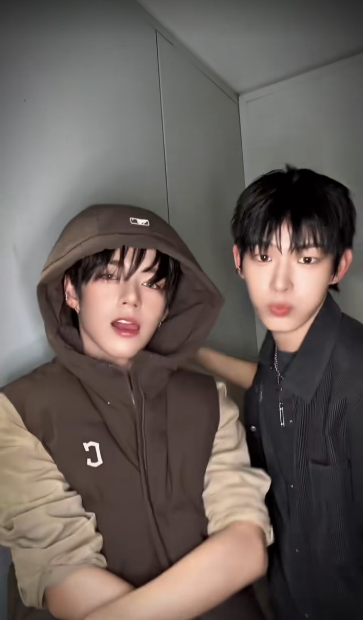 A moment captured by JL (AHOF)'s fan