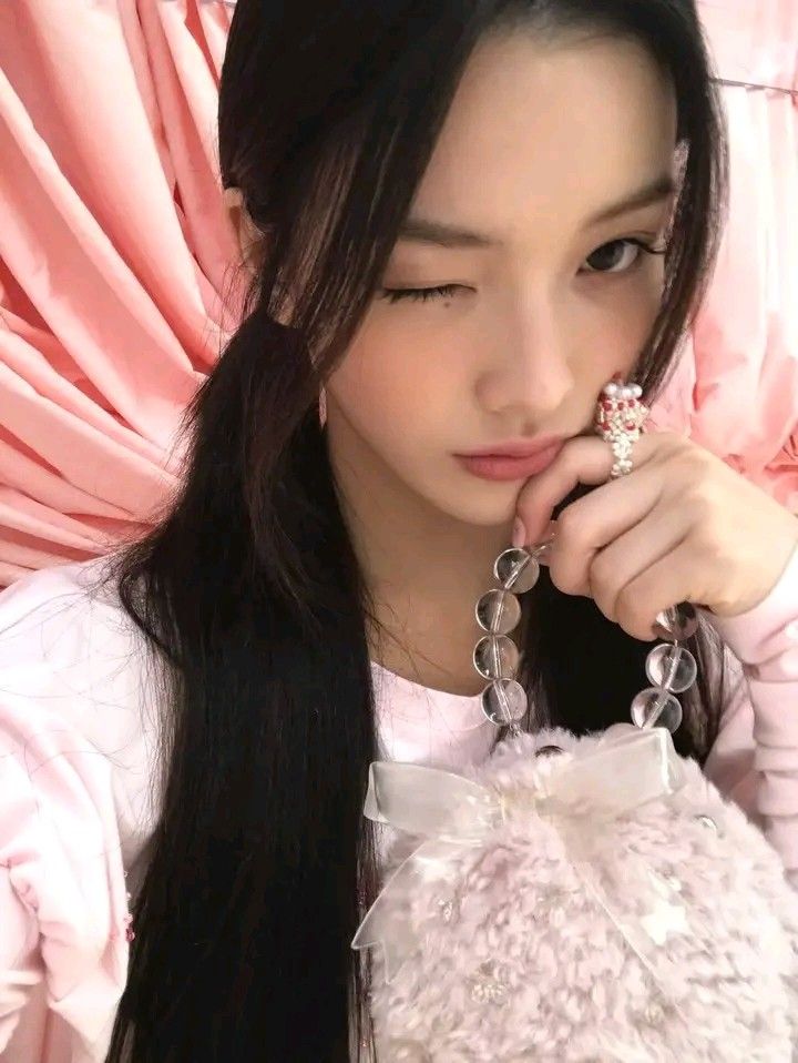 Latest photo of ILLIT