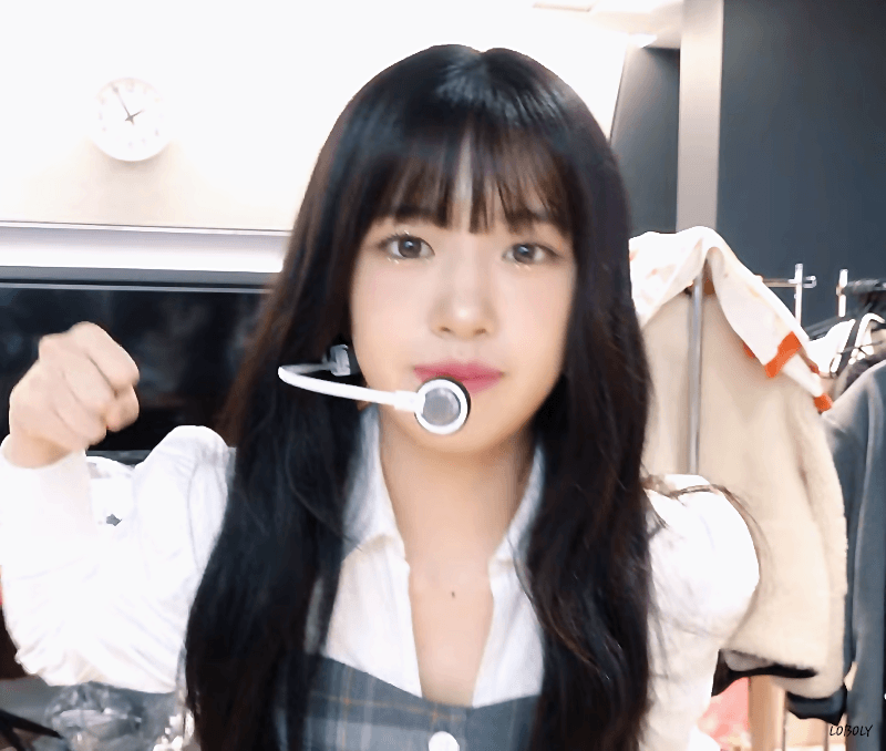 A moment captured by An Yujin (IVE)'s fan