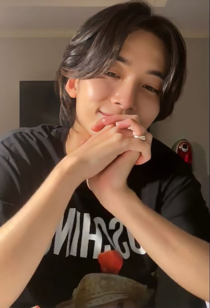 Latest photo of Jeonghan (SEVENTEEN)