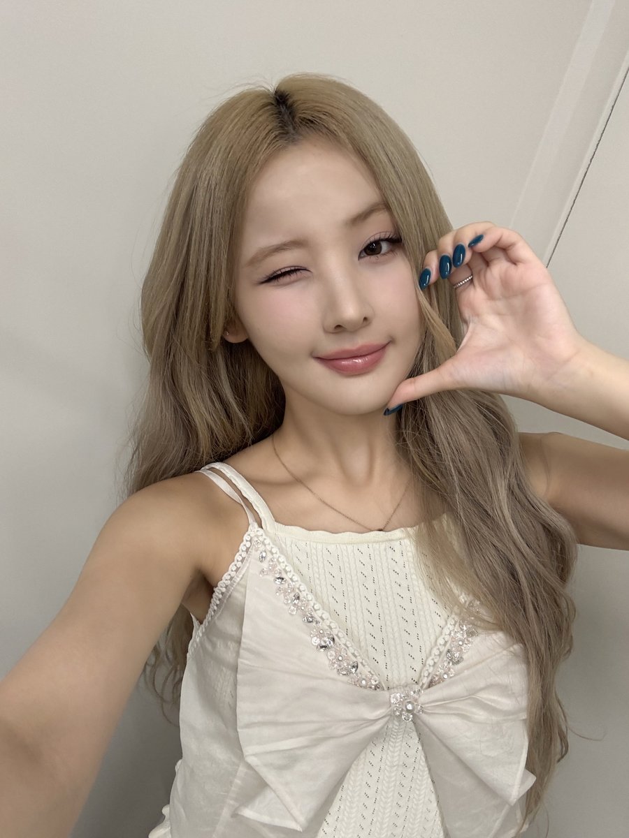 Behind-the-scenes cut of KISS OF LIFE