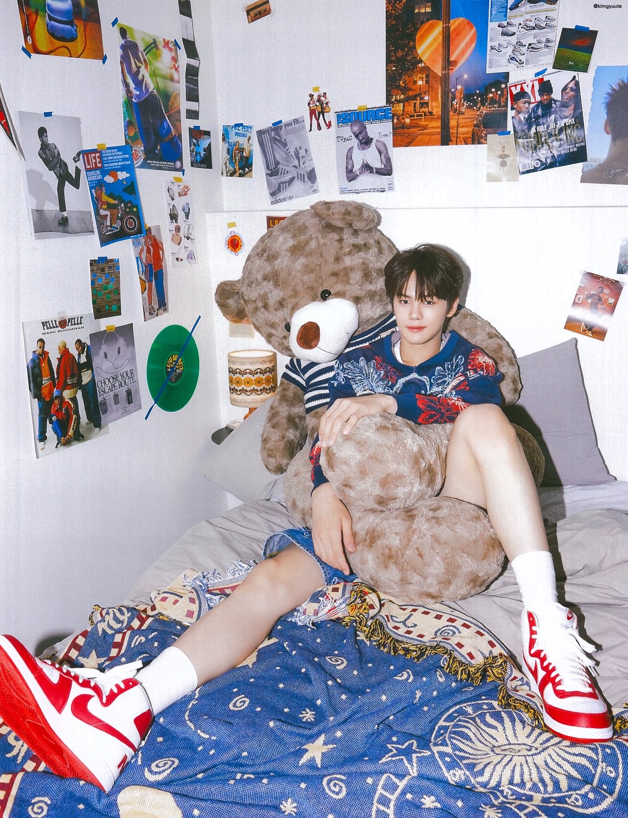 Latest photo of Kim Gyuvin (ZEROBASEONE)