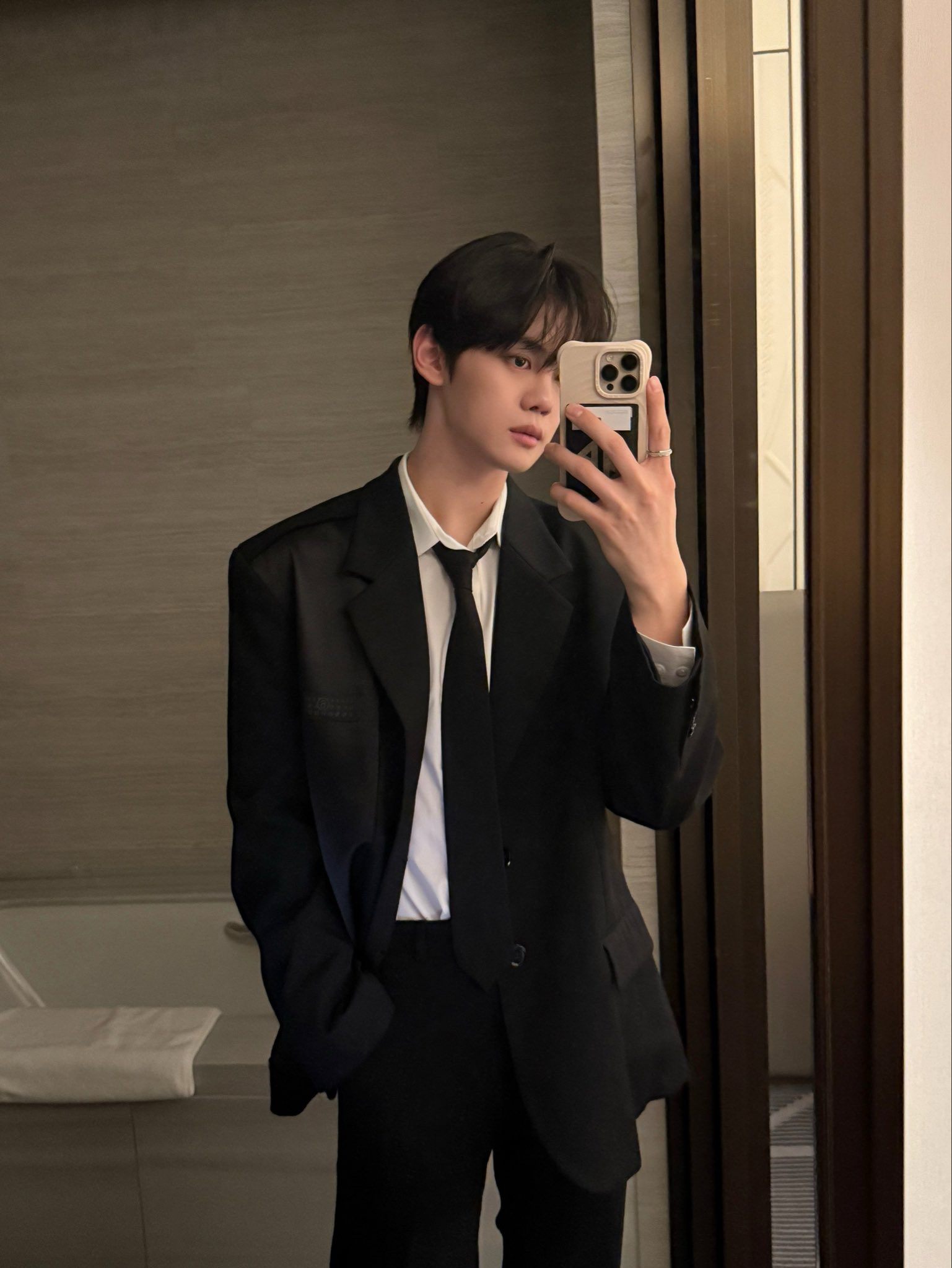 Behind-the-scenes cut of Kim Gyuvin (ZEROBASEONE)