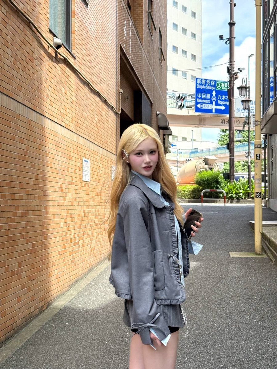 Behind-the-scenes cut of tripleS