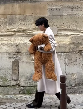 Recent activity shot of V (BTS)