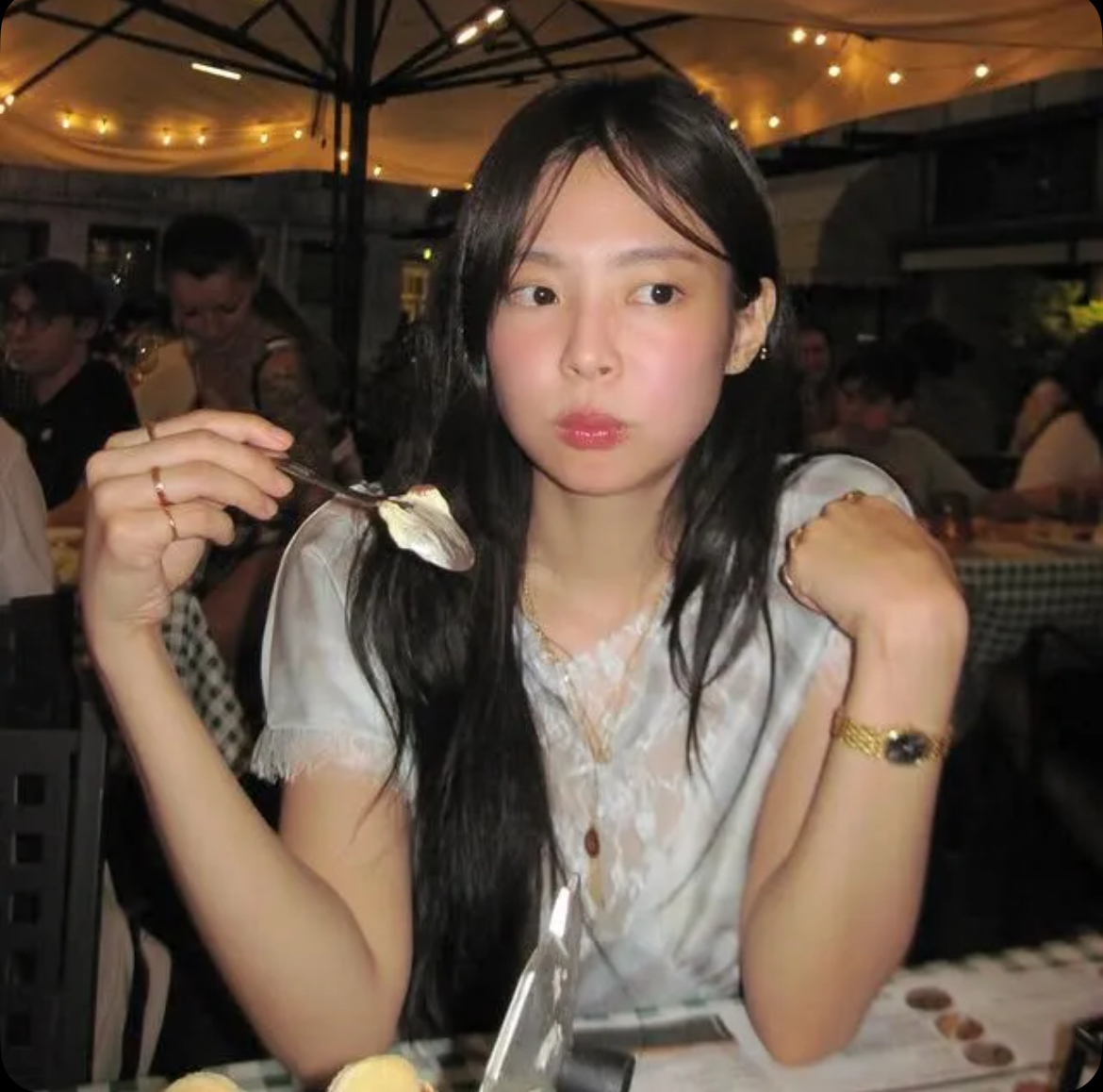 Foto aktivitas terbaru Jennie (BLACKPINK)