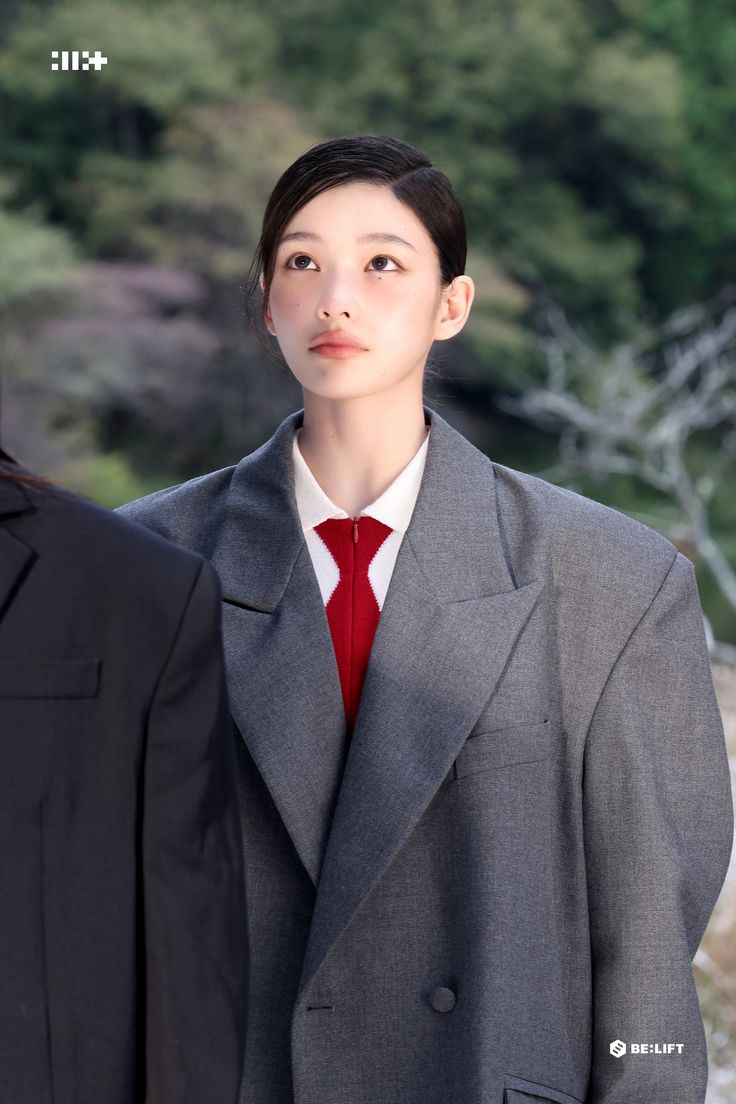 Behind-the-scenes cut of ILLIT