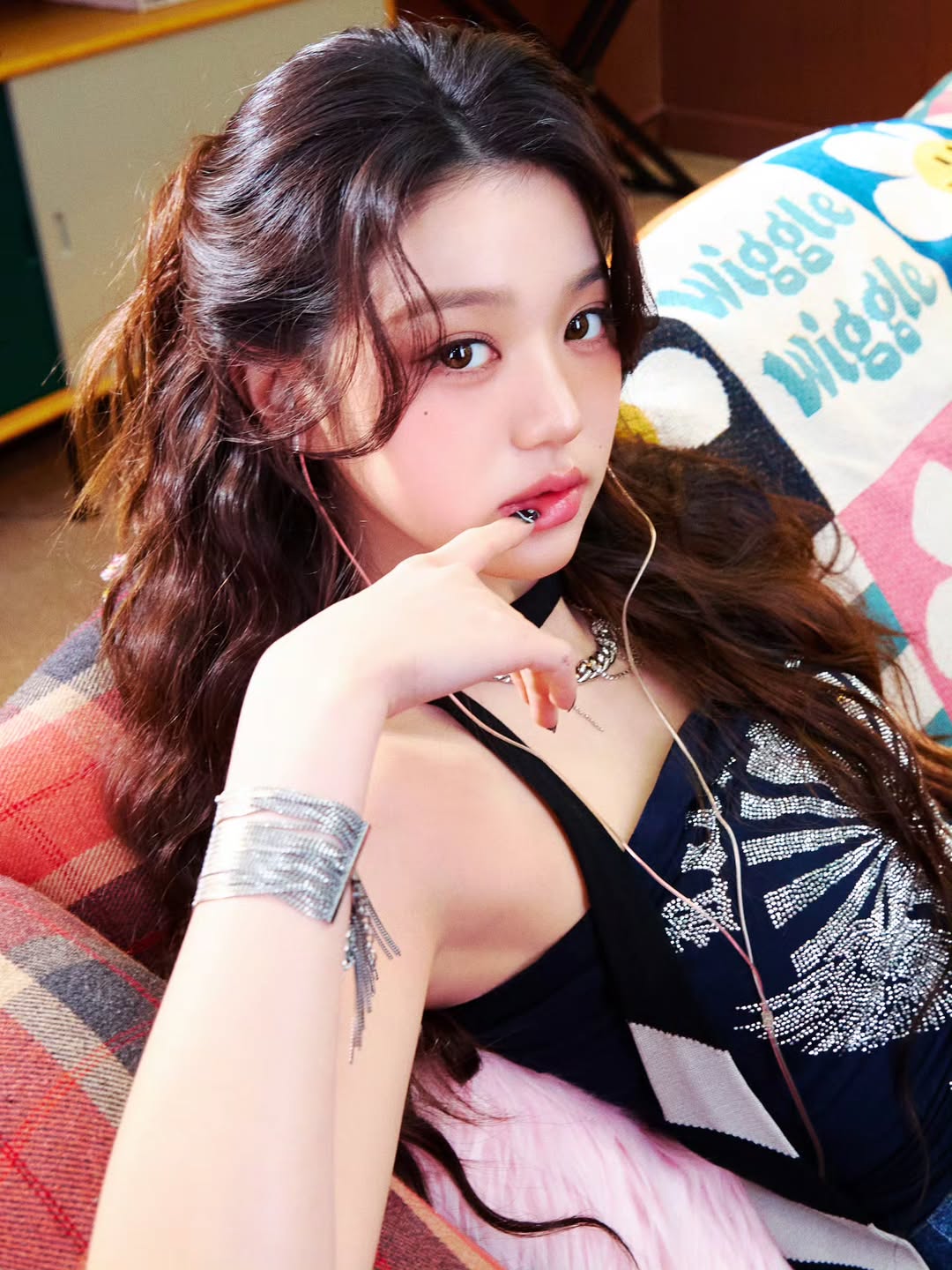 Behind-the-scenes cut of Jang Wonyoung (IVE)