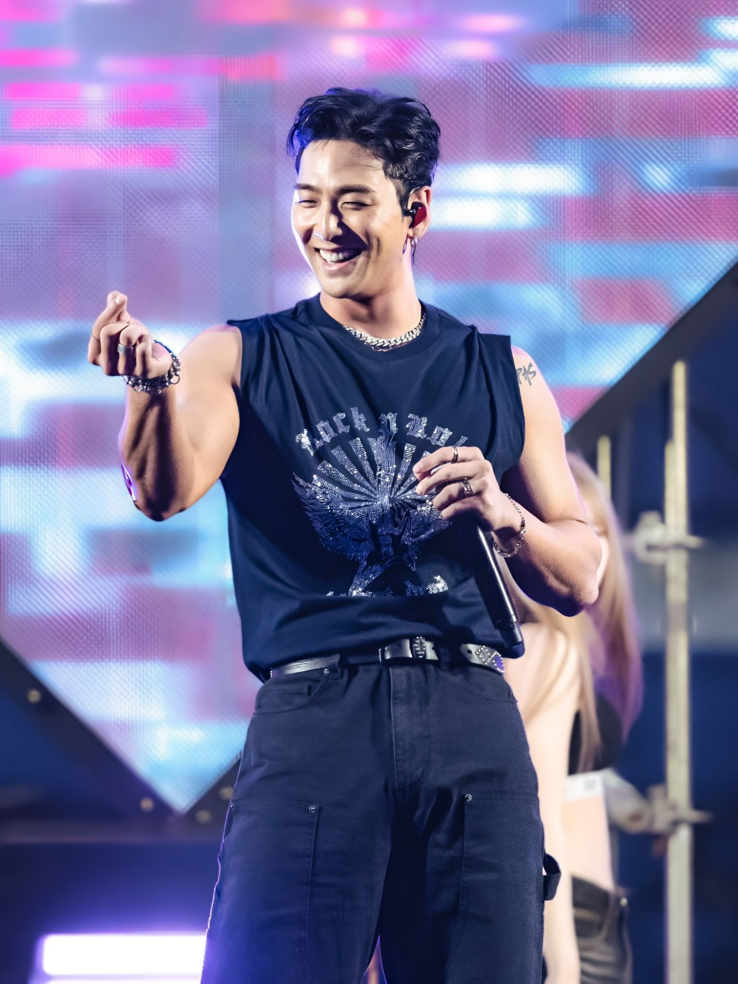 Behind-the-scenes cut of Baekho