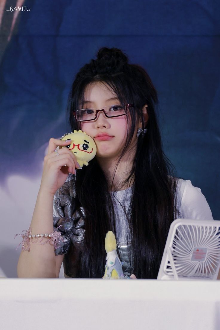 Behind-the-scenes cut of Wonhee (ILLIT)