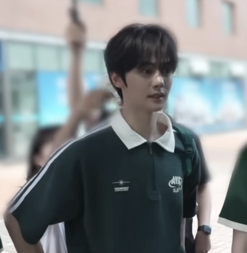 A moment captured by Kim Gyuvin (ZEROBASEONE)'s fan