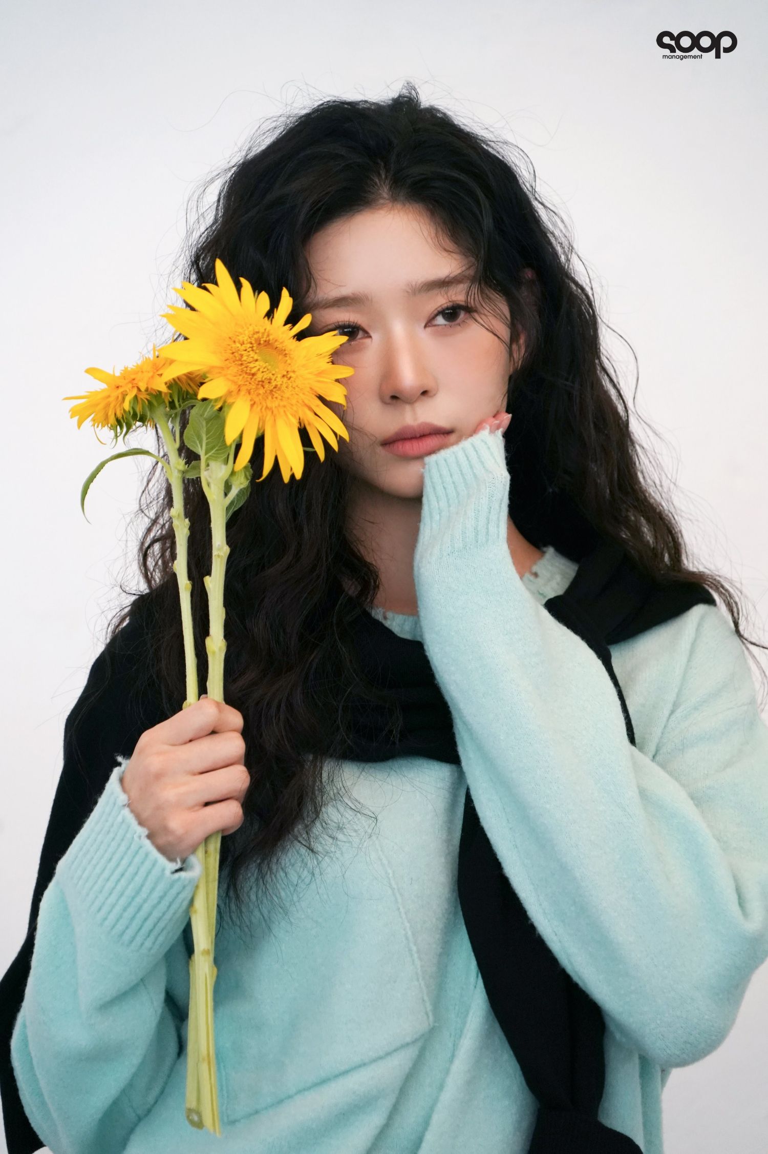 Behind-the-scenes cut of Kim Minju