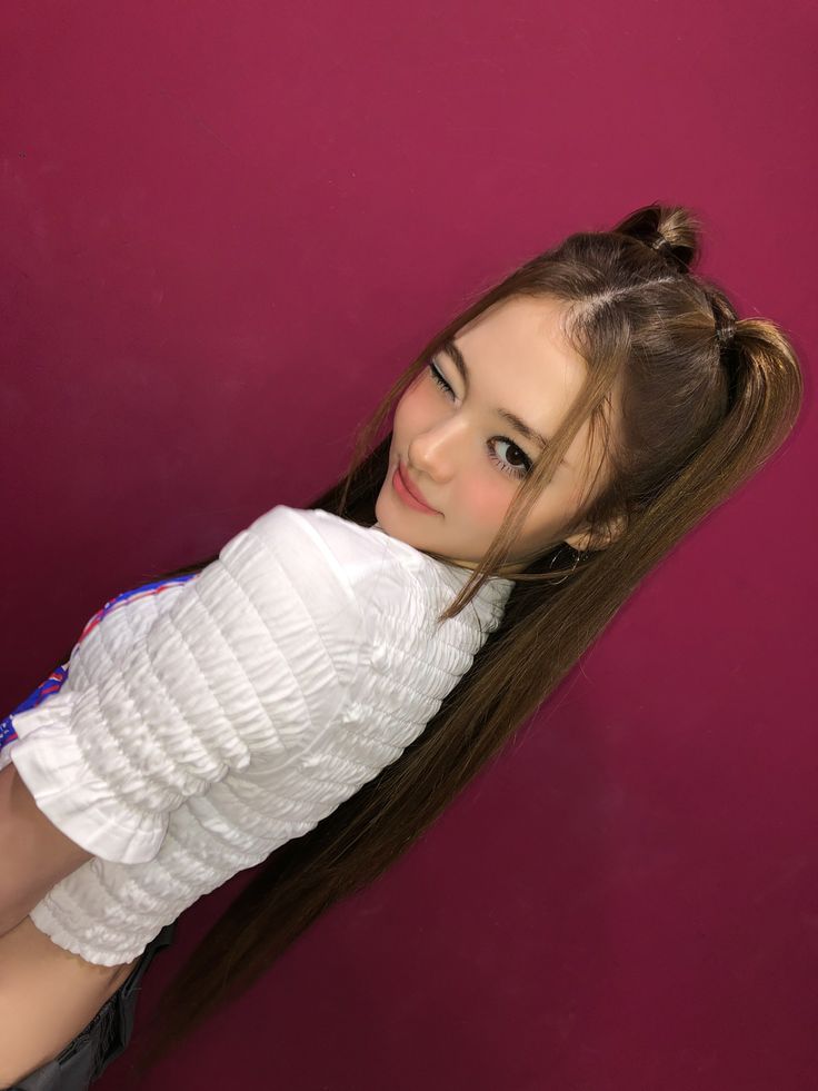 Behind-the-scenes cut of Ella (MEOVV)