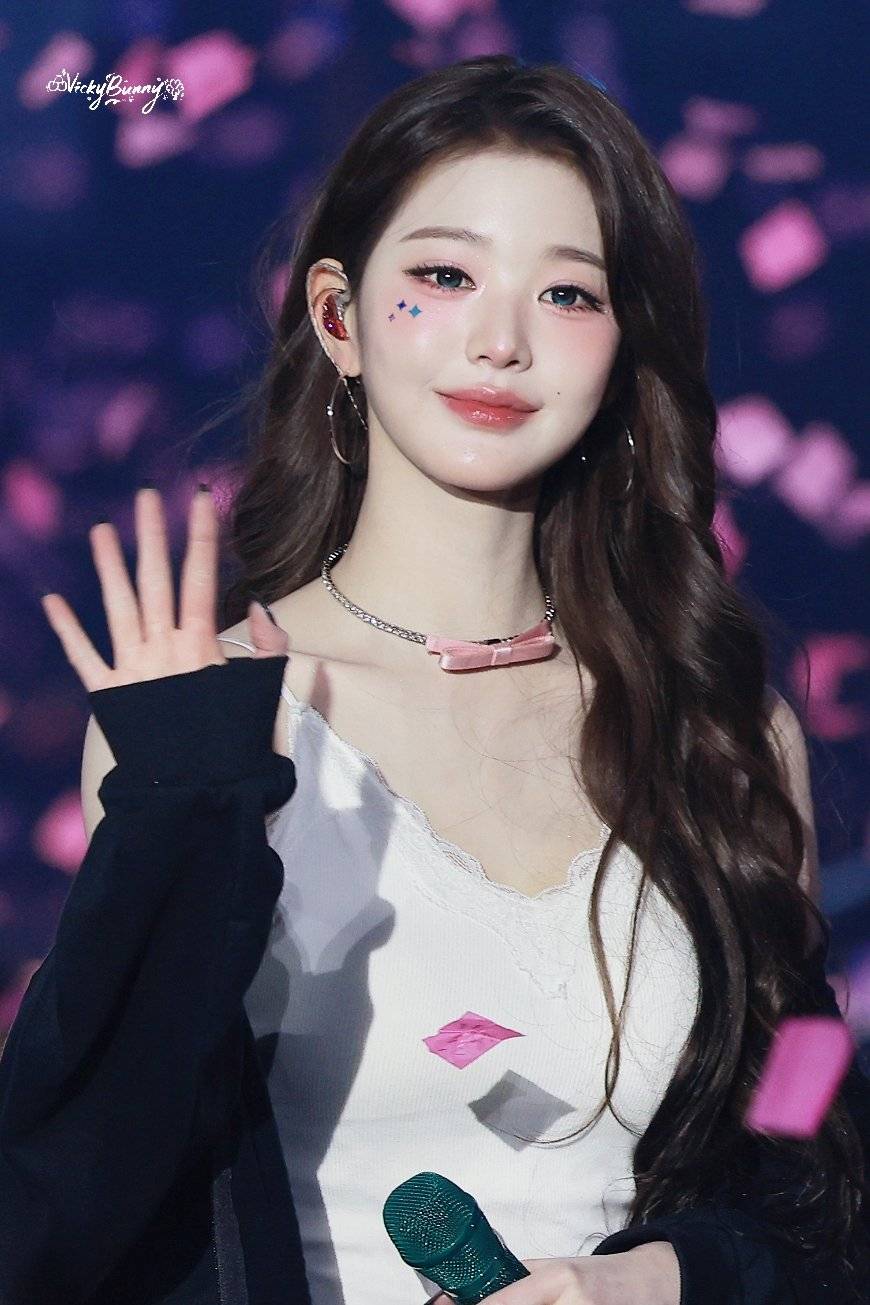 A moment captured by Jang Wonyoung (IVE)'s fan