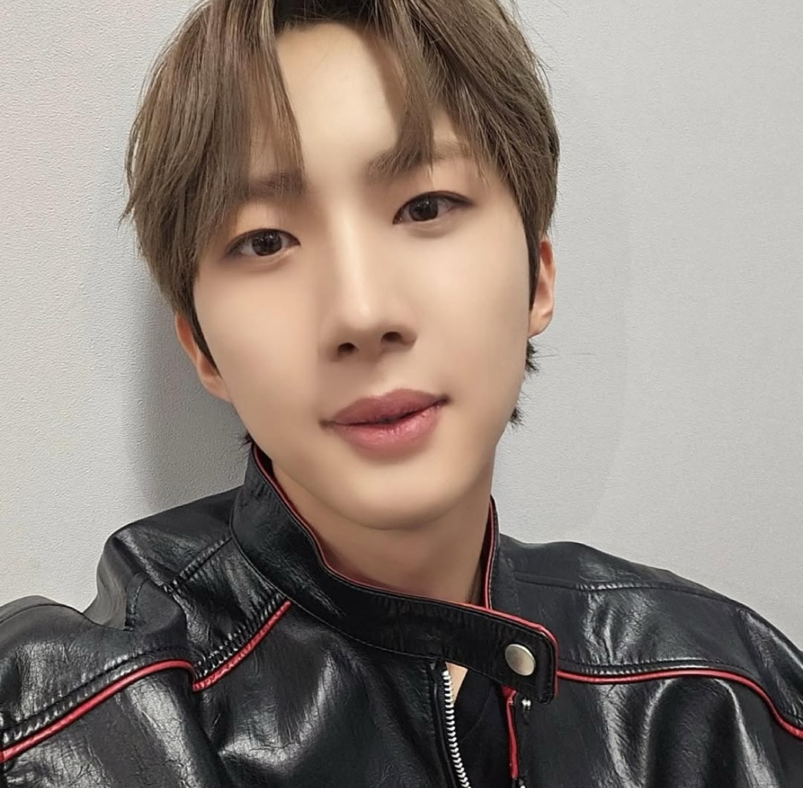 A moment captured by Hui (PENTAGON)'s fan