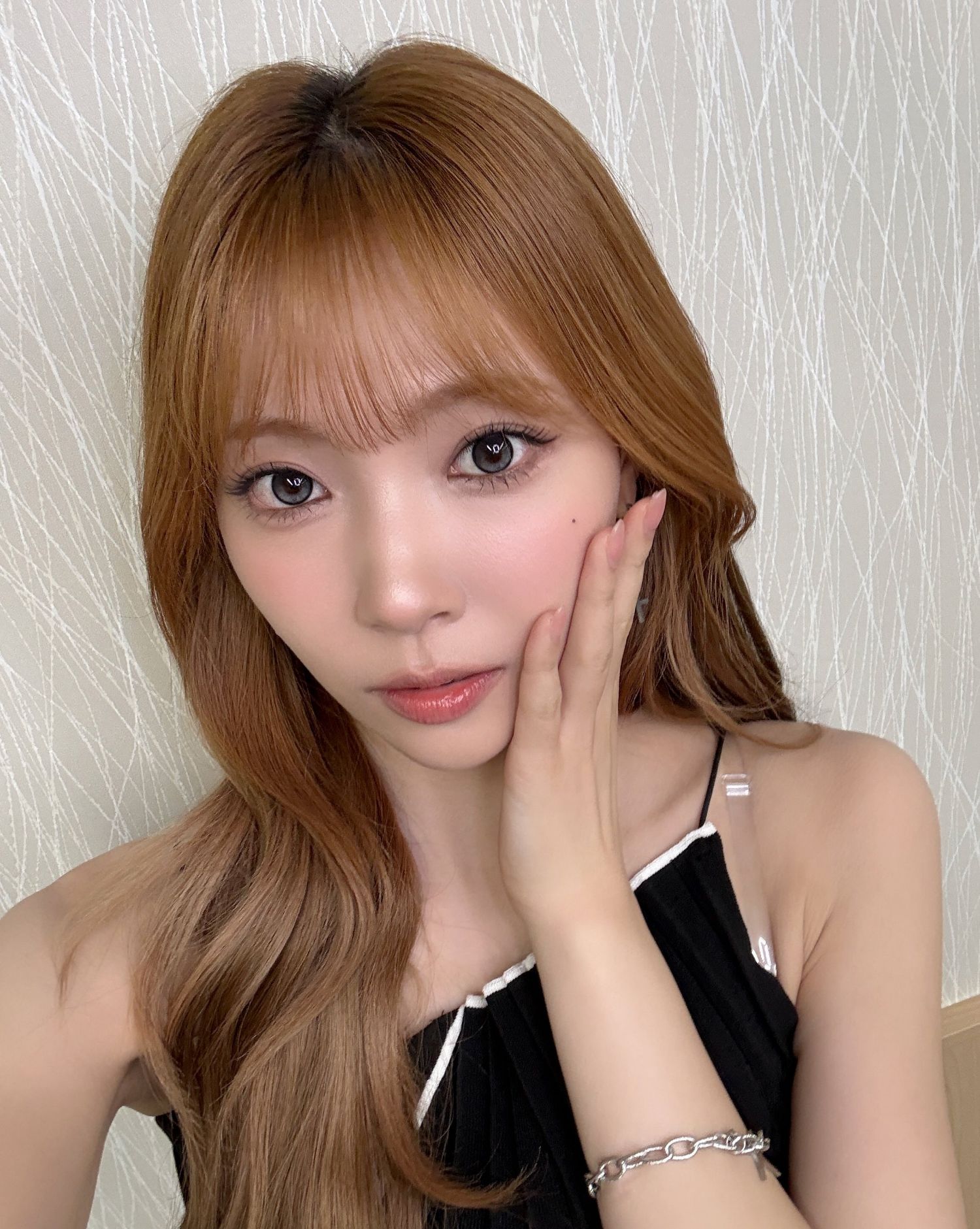 Behind-the-scenes cut of Mayuka (NiziU)