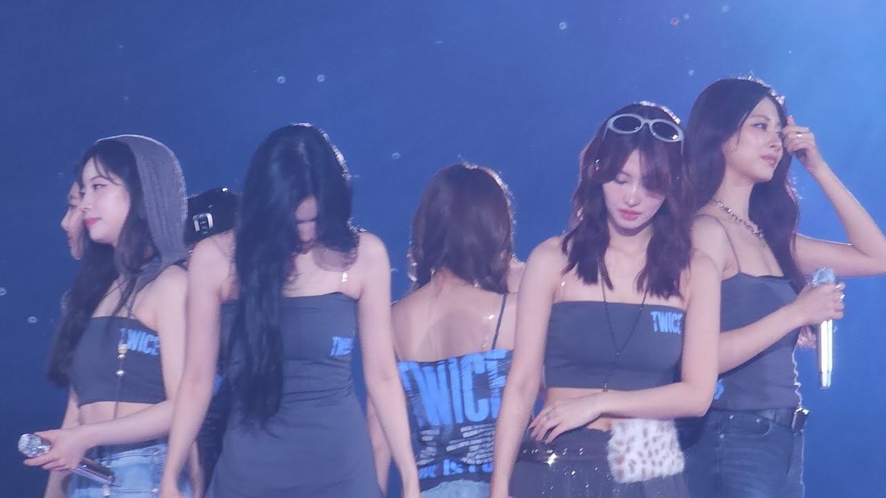 Momen yang diabadikan oleh penggemar Tzuyu (TWICE)