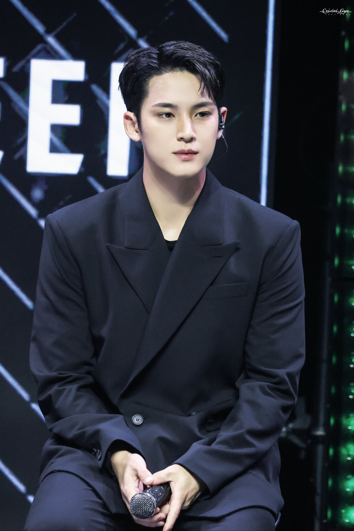 A moment captured by Mingyu (SEVENTEEN)'s fan