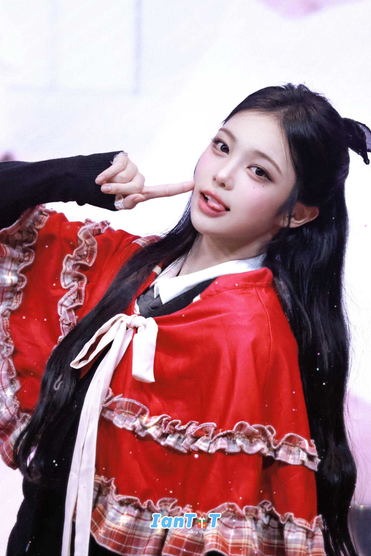 A moment captured by Ian (Hearts2Hearts)'s fan