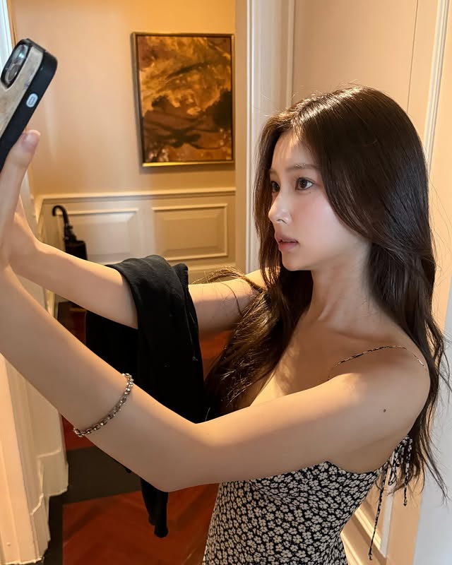 A moment captured by Kang Hyewon's fan