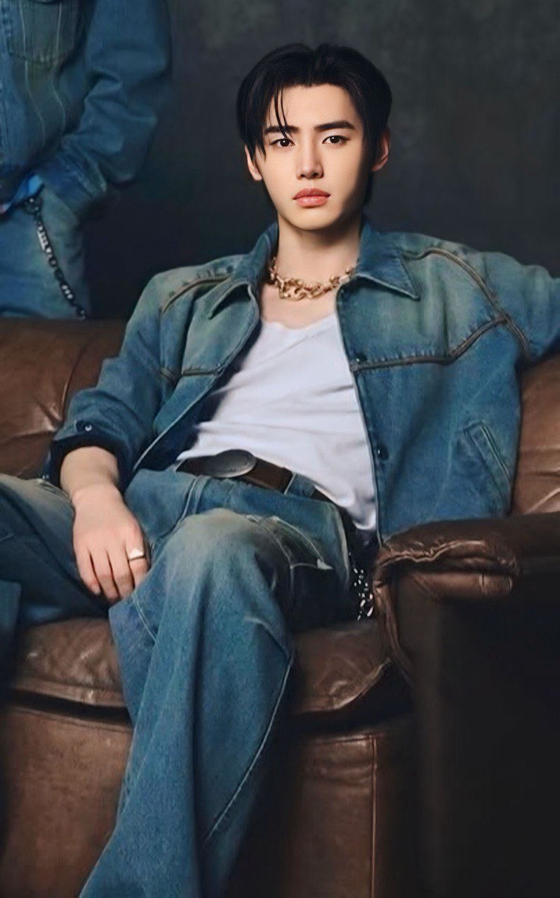 Latest photo of Sunghoon (ENHYPEN)