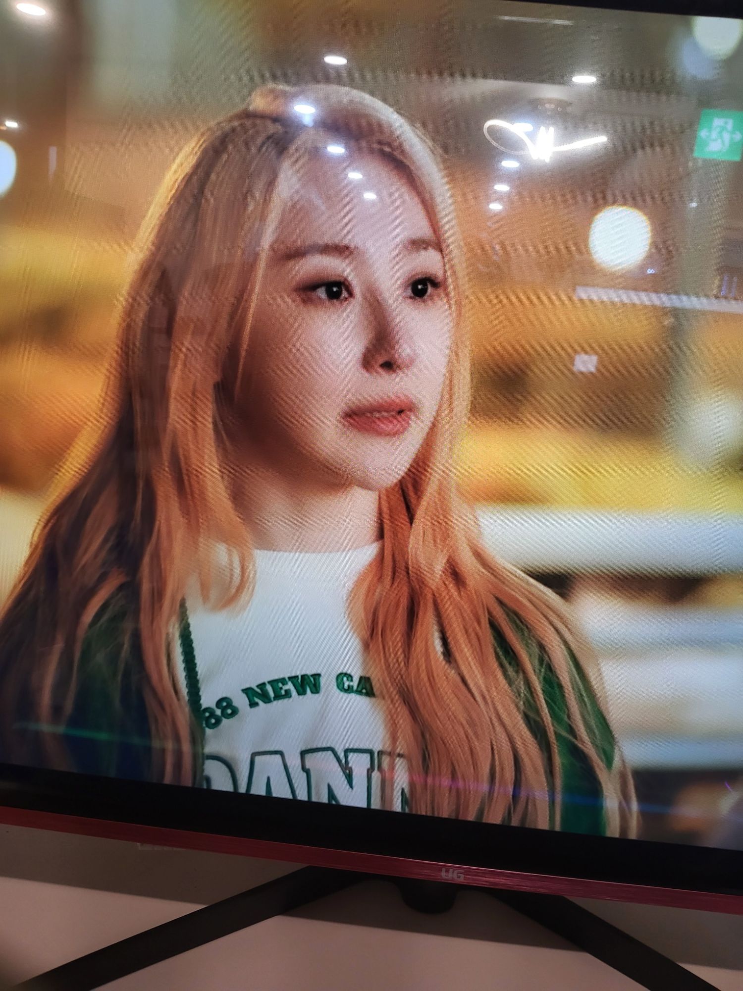 A moment captured by Lee Chaeyeon's fan