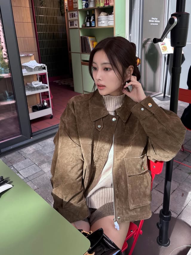 A moment captured by Kang Hyewon's fan