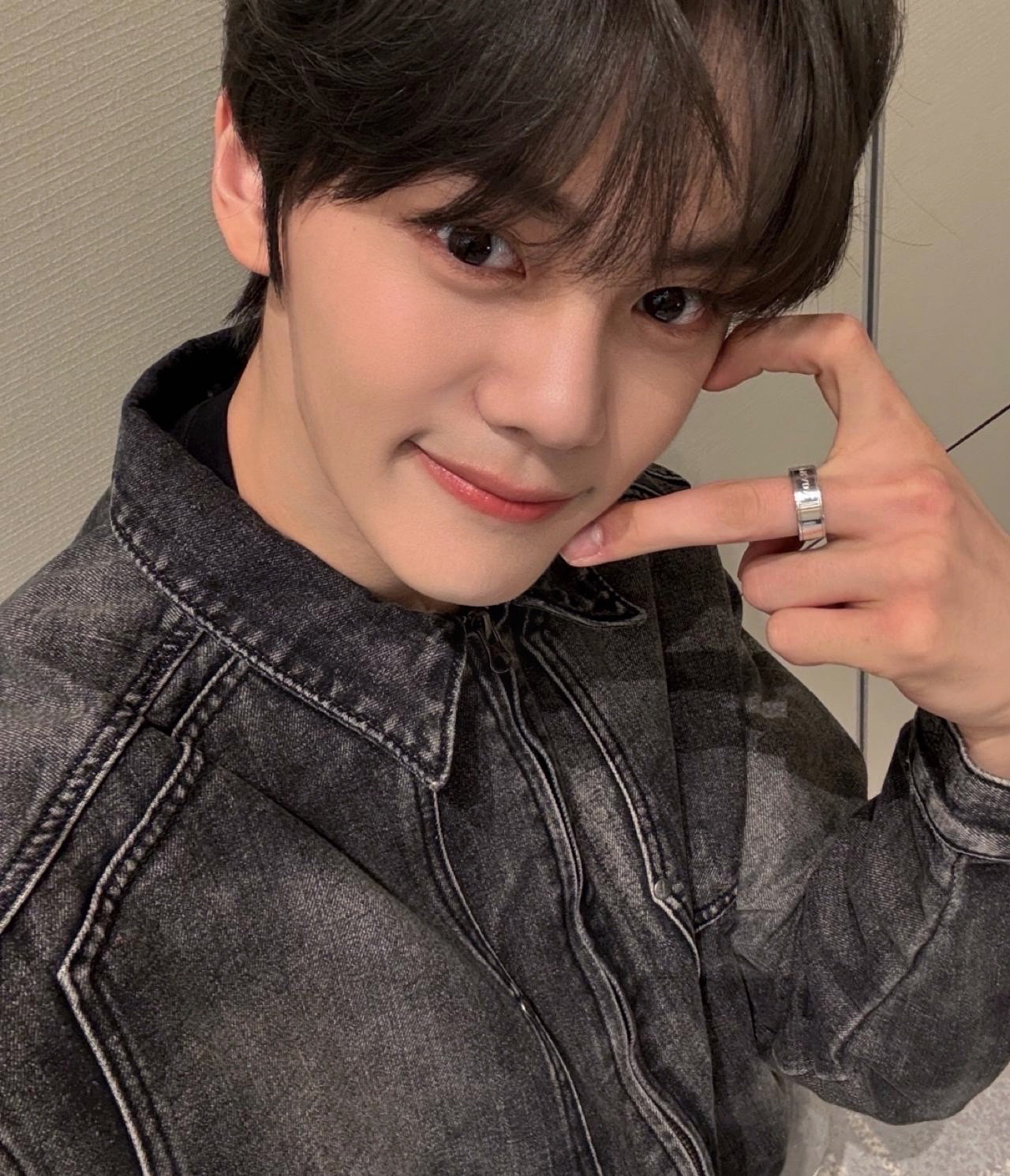 Latest photo of Kim Gyuvin (ZEROBASEONE)