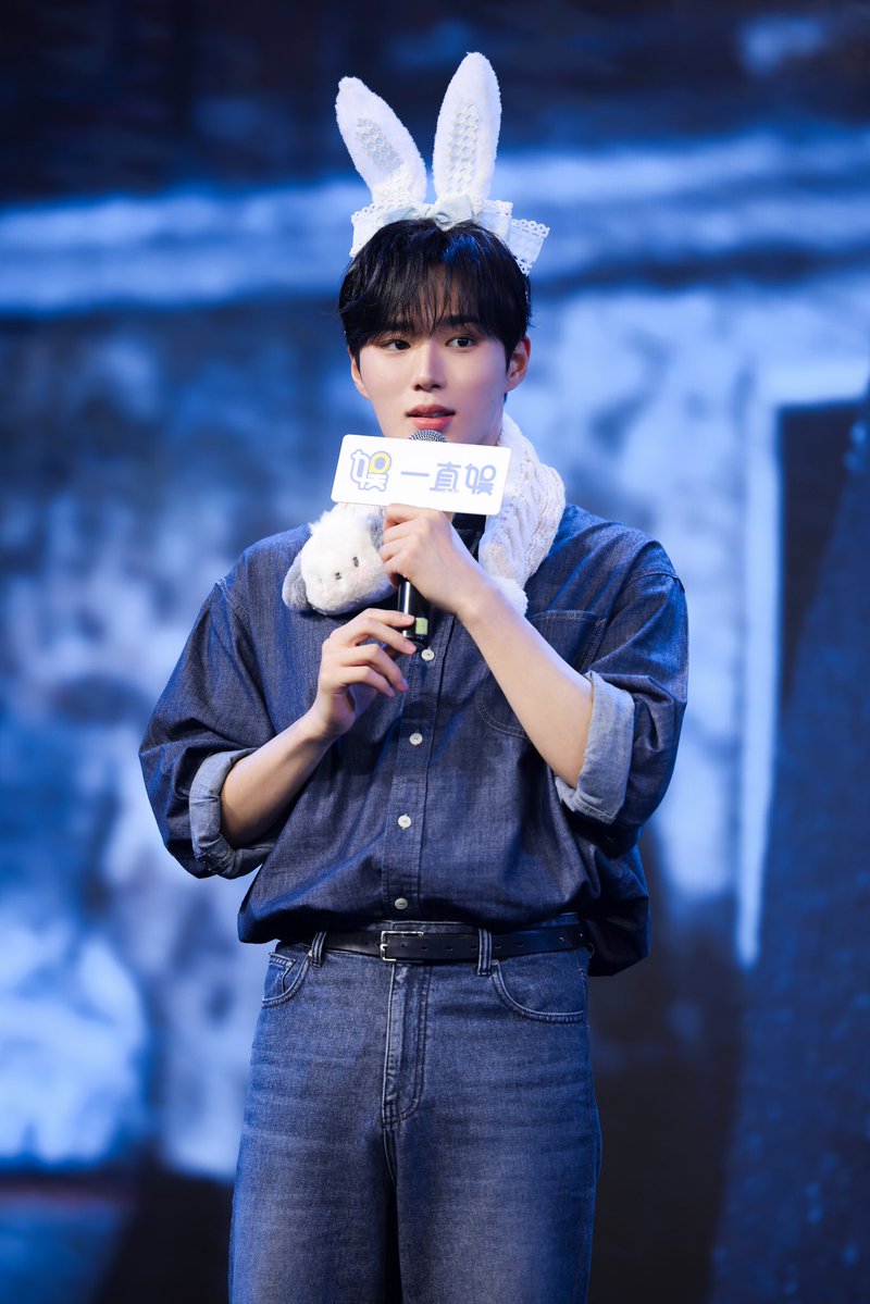 A moment captured by WEi's fan