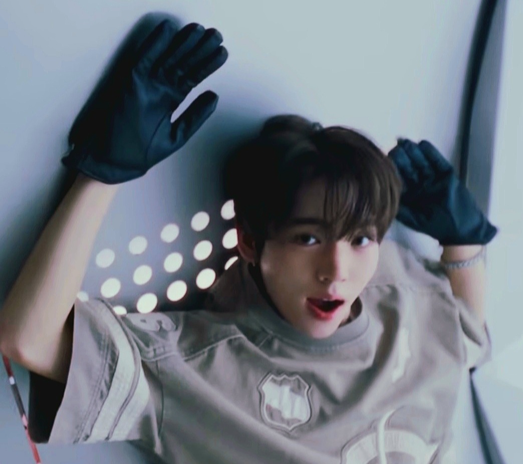 Behind-the-scenes cut of Han Yujin (ZEROBASEONE)