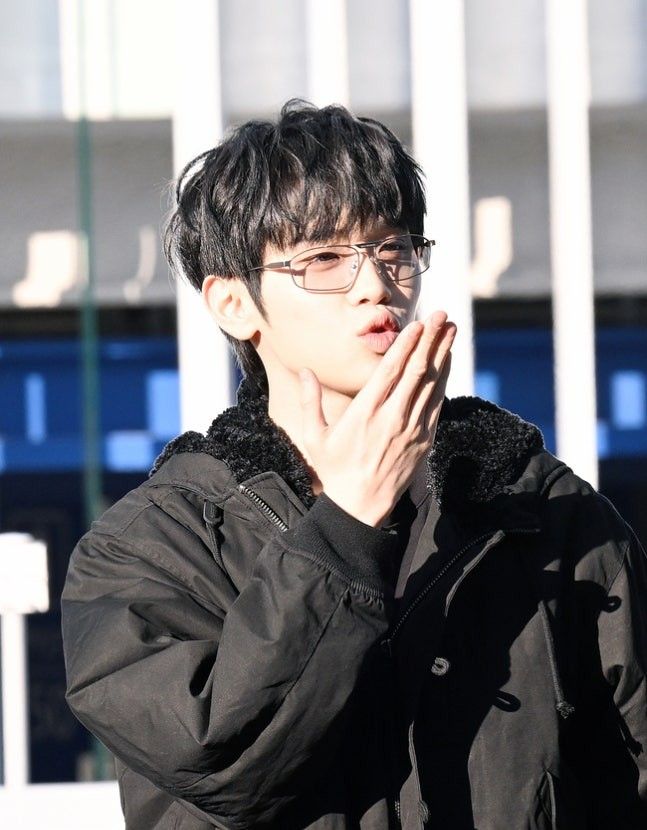 A moment captured by Kim Taerae (ZEROBASEONE)'s fan