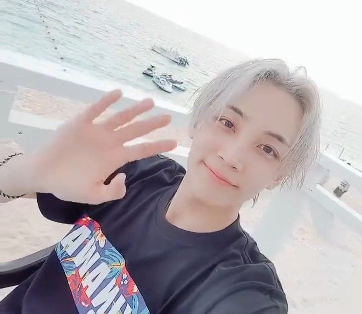 A moment captured by Jeonghan (SEVENTEEN)'s fan