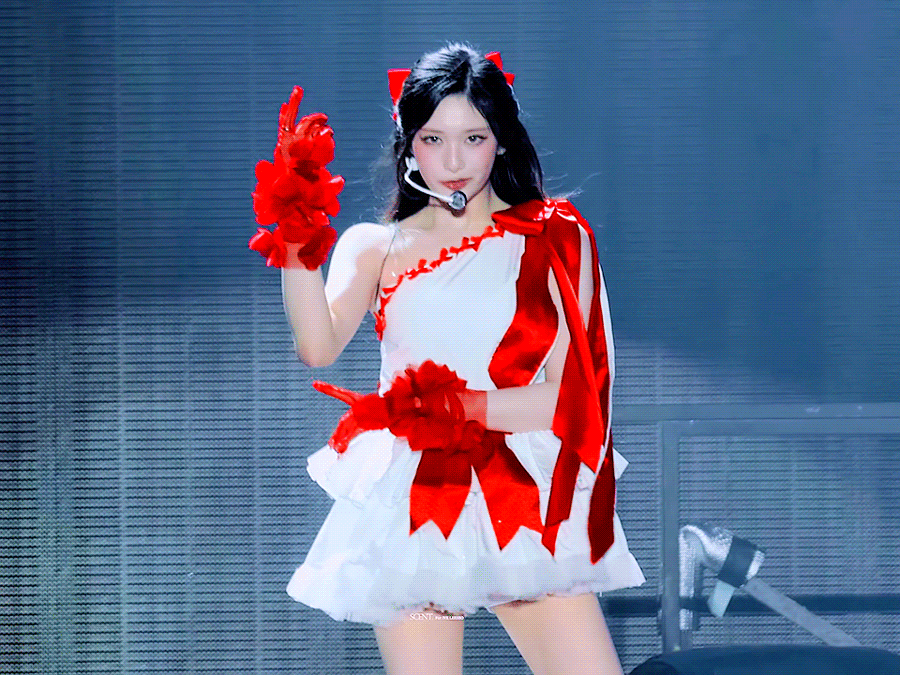 Behind-the-scenes cut of Leeseo (IVE)