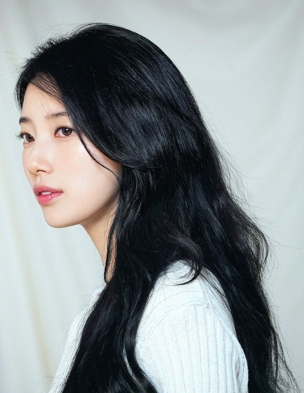 Behind-the-scenes cut of Suzy