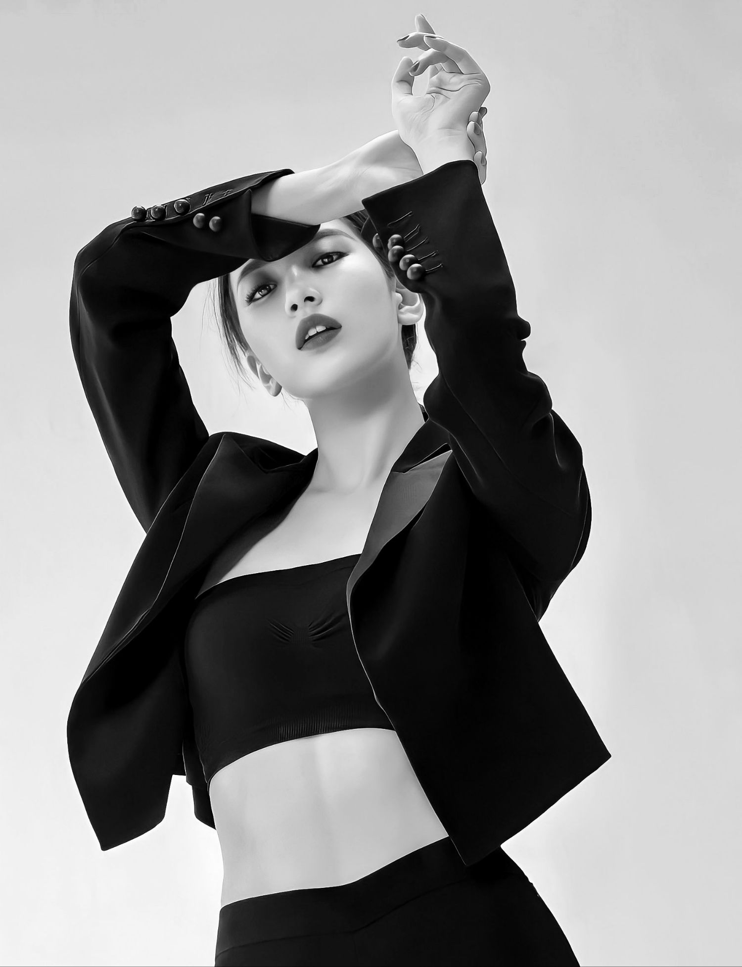 Behind-the-scenes cut of Suzy