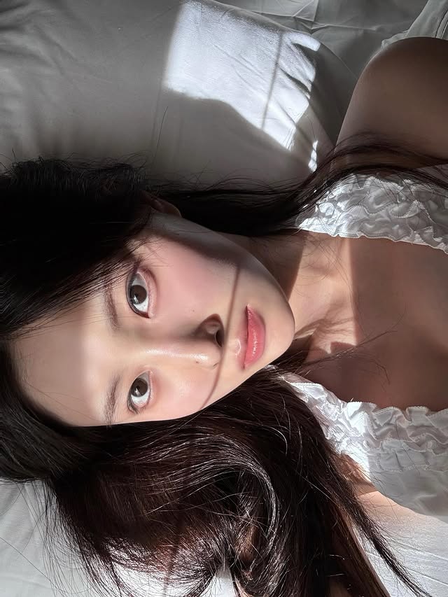 A moment captured by Kang Hyewon's fan