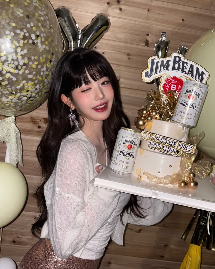 Recent activity shot of Jang Wonyoung (IVE)
