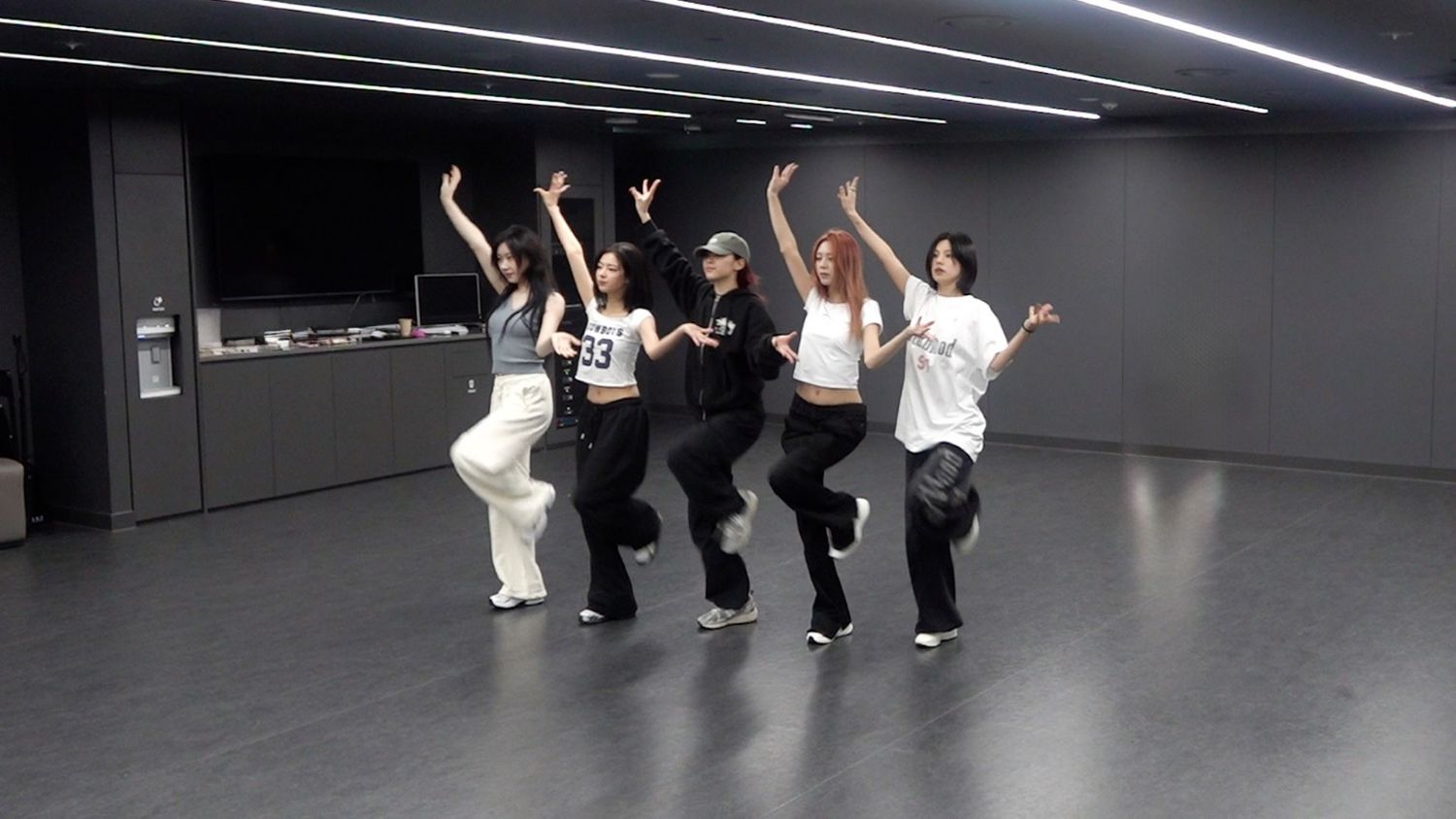 Behind-the-scenes cut of ITZY