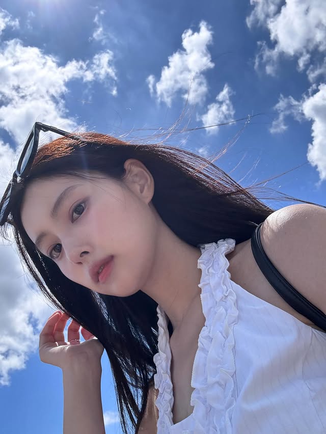 Behind-the-scenes cut of Kang Hyewon