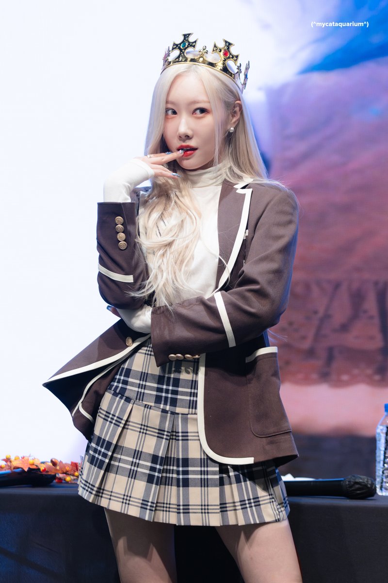 A moment captured by DREAMCATCHER's fan