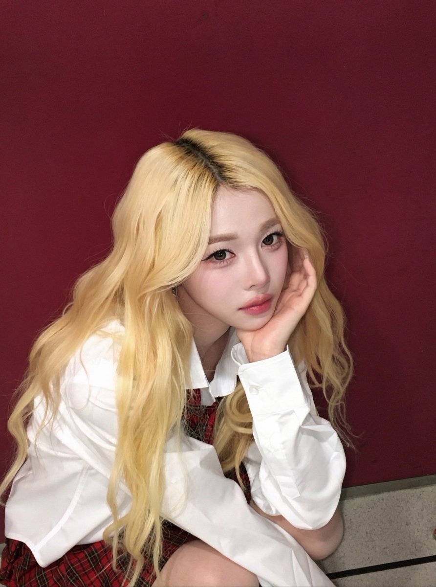 Behind-the-scenes cut of tripleS