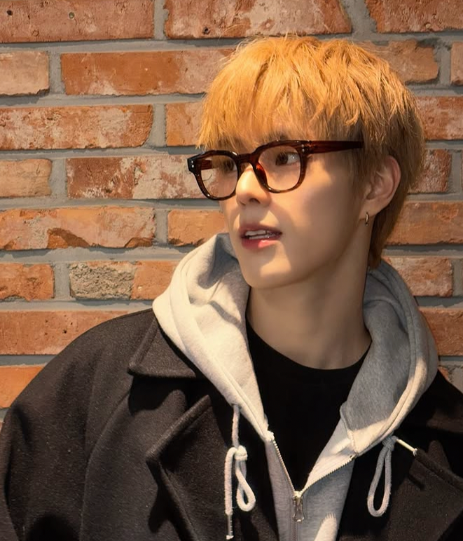 Behind-the-scenes cut of Jinsik (Xikers)