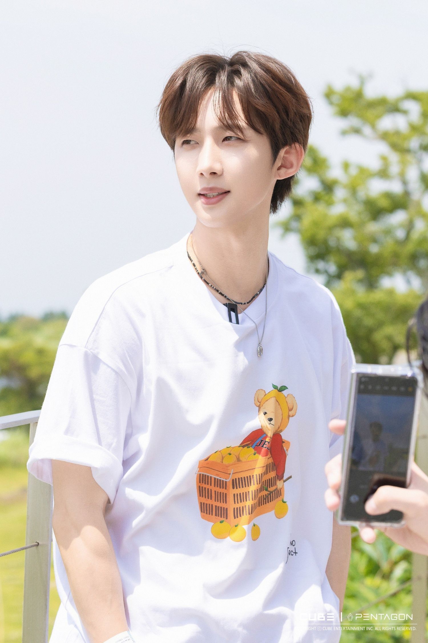 A moment captured by Hui (PENTAGON)'s fan