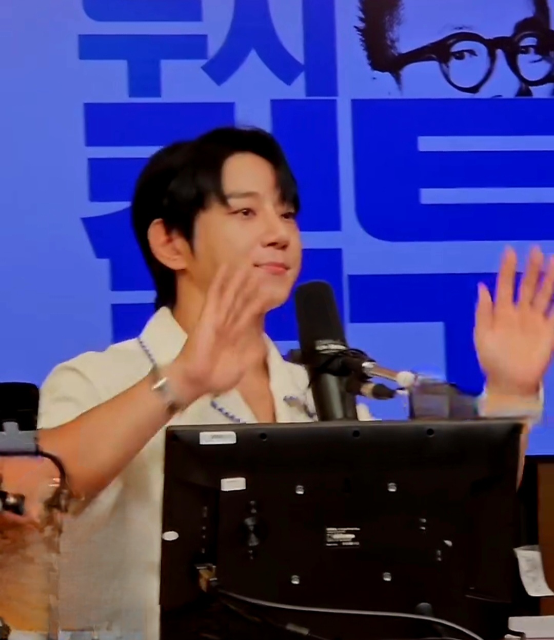 Foto aktivitas terbaru Hwang Chiyeol