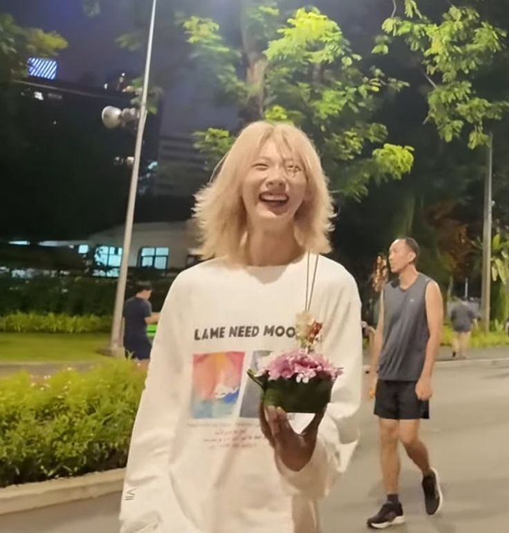 A moment captured by Hu Yetao (NexT1DE)'s fan