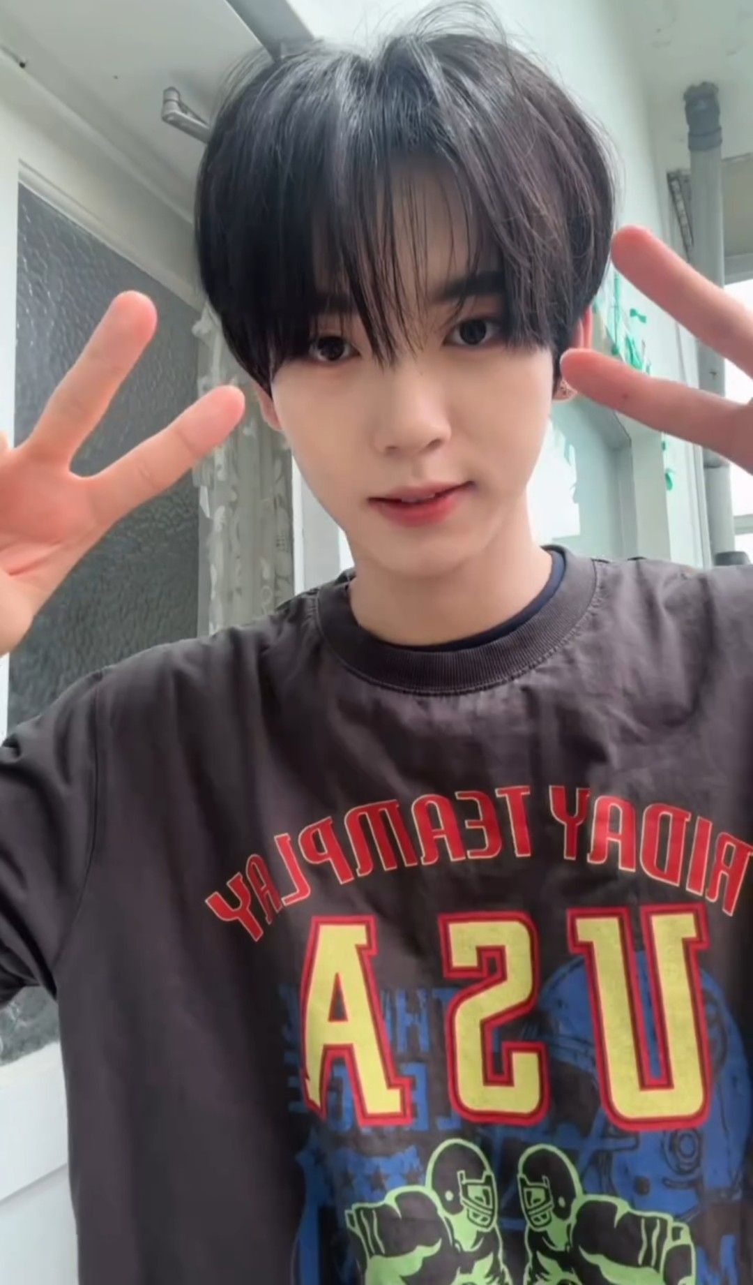 Behind-the-scenes cut of Han Yujin (ZEROBASEONE)