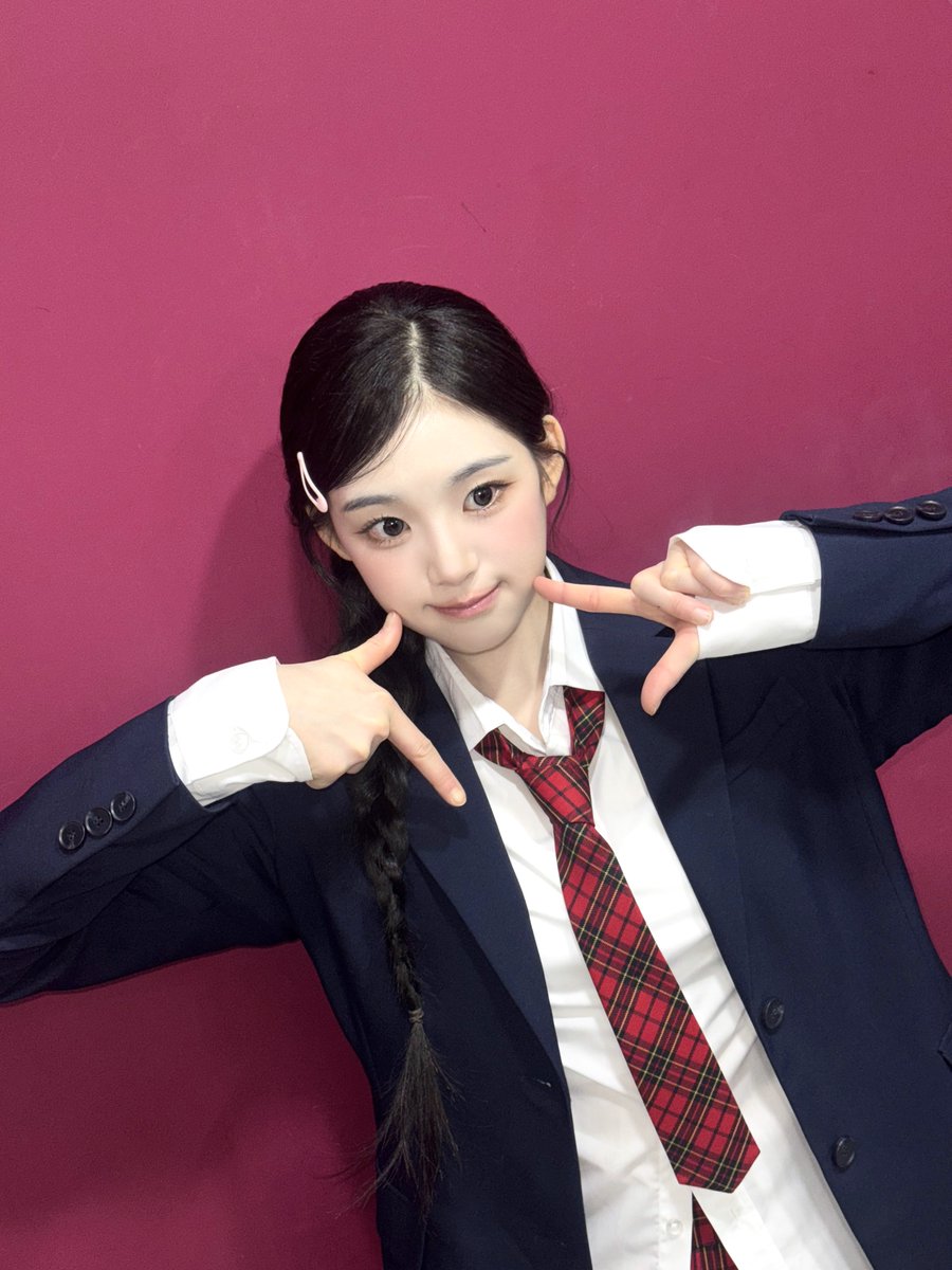 Behind-the-scenes cut of tripleS