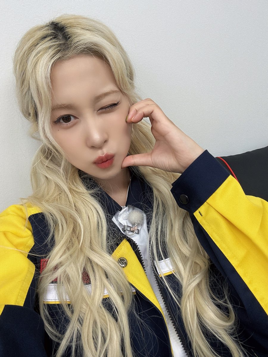 Behind-the-scenes cut of WJSN